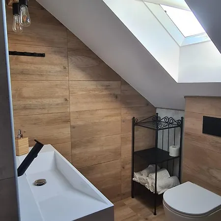 Diament アパート シュトゥトボ